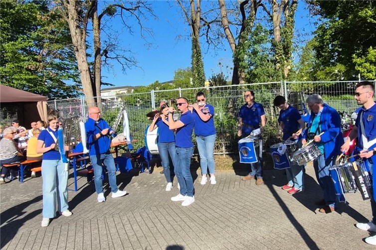 Maibaumstellen in Beul mit KG Blau-Weiss Neuenahrer Schinnebröder e. V.