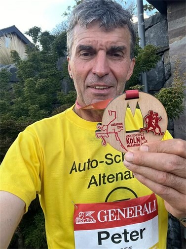 Peter Schmitz vom SV Blau-Gelb Dernau feiert Marathon-Karneval in Köln