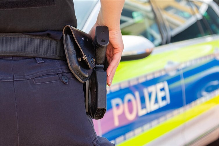 07.04.: Mann sticht seinem Bekannten mit Einhandmesser in den Hals und flüchtet