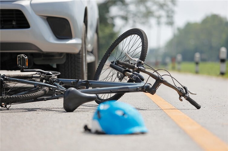 04.05.: 21-jährige Radfahrerin stürzt nach riskantem Überholmanöver in Bonn