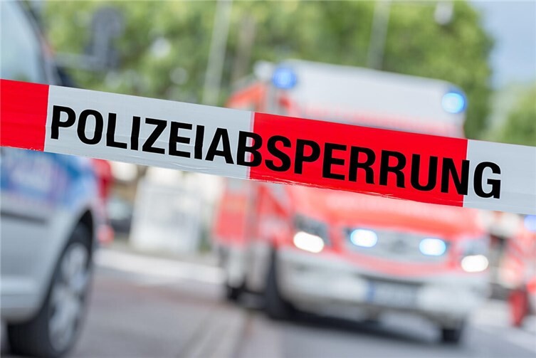 04.06.:B 258: Unfall auf nasser Fahrbahn: Motorradfahrer verliert die Kontrolle und rutscht unter ein Auto