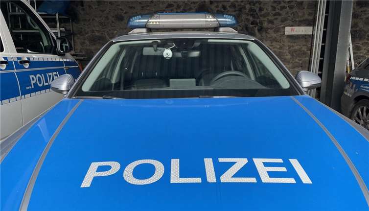 Missglückte Fahrübung: 19-Jährige kracht gegen Auto 