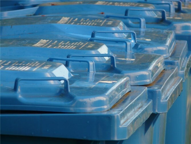 Altpapier: Nicht zuviel Papier neben die blauen Tonne stellen