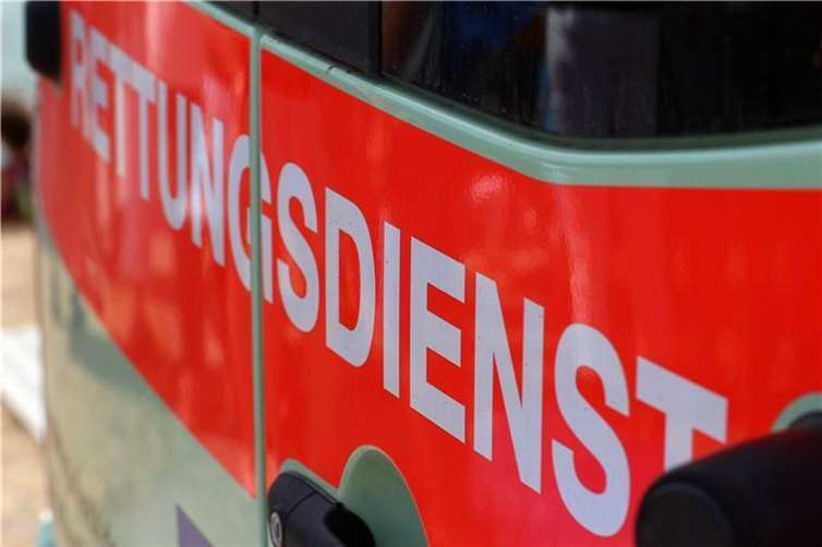 Eine Frau musste von der Feuerwehr aus ihrem Fahrzeugwrack befreit werden 