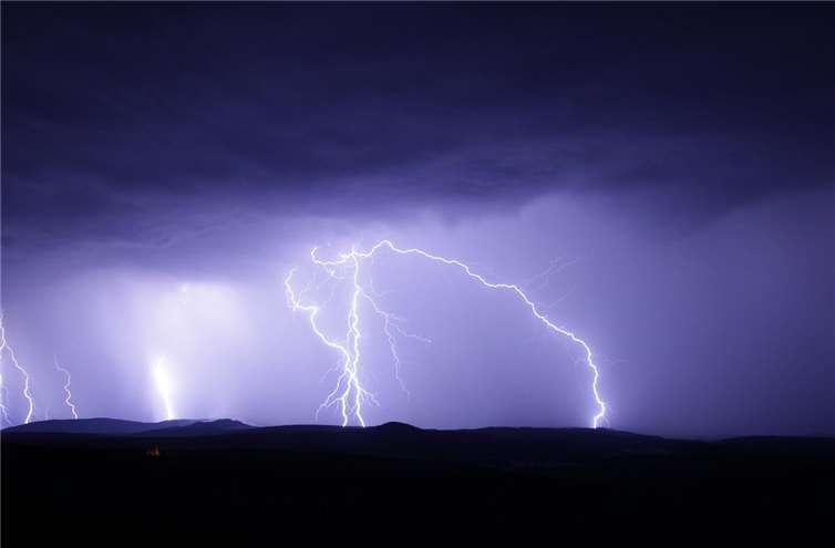 Starkregen, Hagel und orkanartige Sturmböen laut Deutschem Wetterdienst möglich 