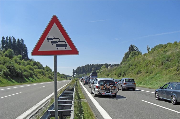 3.12.: A61: Defekter PKW auf dem rechten Fahrstreifen