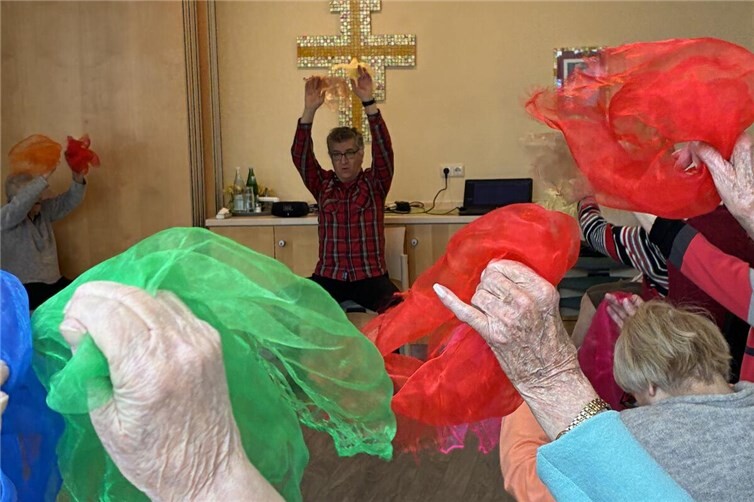 Monatliche Tanztreffen im Seniorenzentrum St. Anna Ahrweiler fördern Lebensfreude und Bewegung