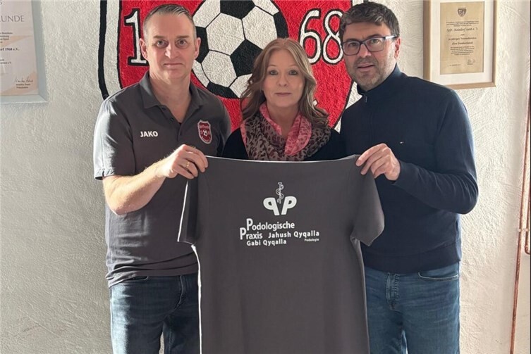 Podologische Praxis Qyqalla spendet Poloshirts an Sportfreunde Koisdorf