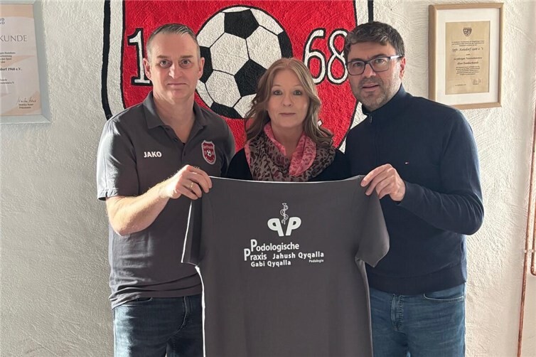 Großzügige Spende der Podologischen Praxis Qyqalla  von Poloshirts an Sportfreunde Koisdorf