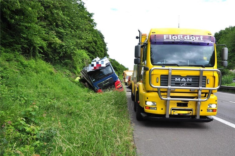 11.06.: Unfall auf der A61: LKW kippt von der Fahrbahn
