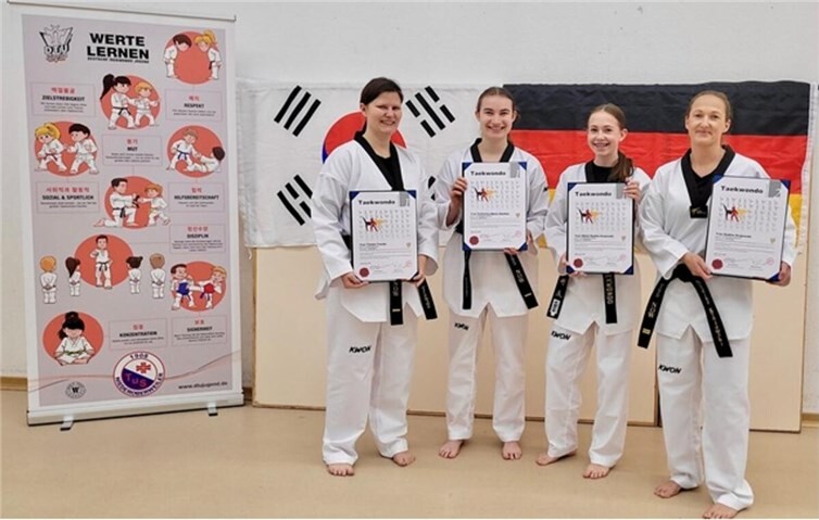 Vier neue Schwarzgurte