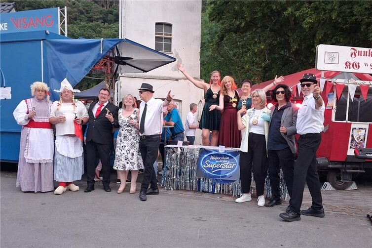 Tollitäten der KG ,,Bunte Kuh“Walporzheim bedanken sich beim närrischen Volk