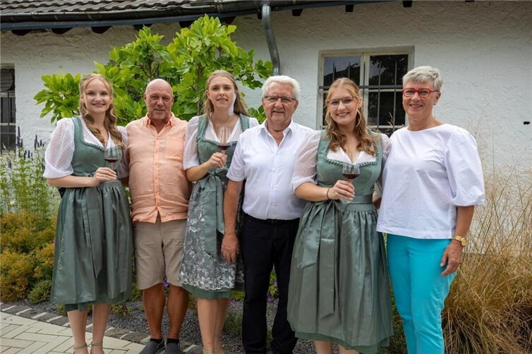 SV Walporzheim gratuliert Weinkönigin Lisa Sue von Schlichting 2026